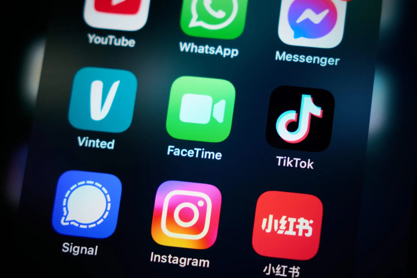 Vinted, Insta, TikTok… Quelle plateforme choisir pour vendre ton vintage ?