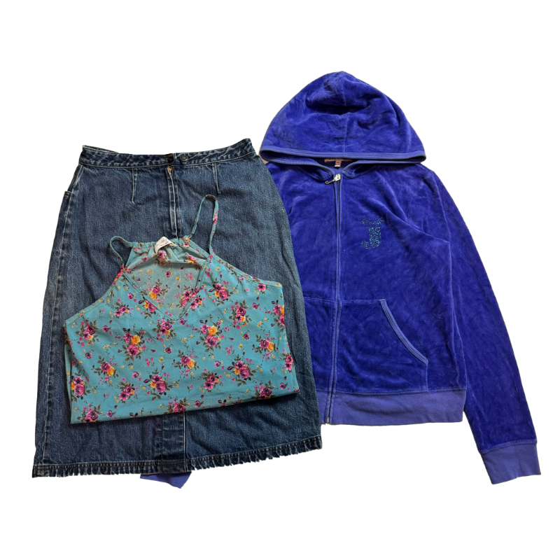 Conjunto femenino sin marca con falda vaquera, top floral y sudadera con capucha de terciopelo morado.