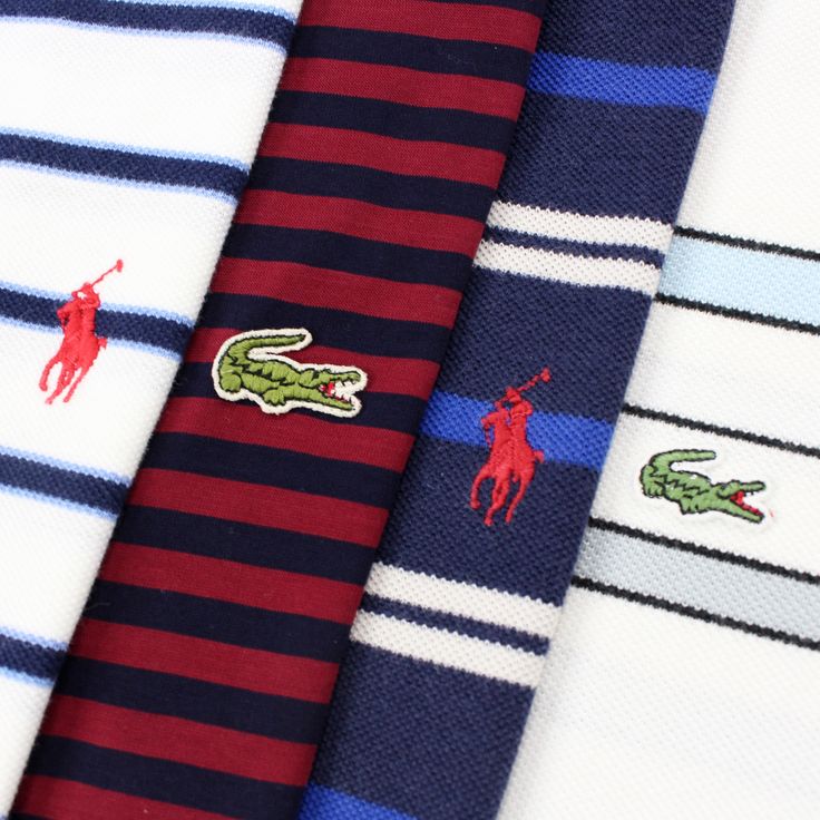 Primer plano de polos a rayas Ralph Lauren y Lacoste vintage con logotipos bordados.