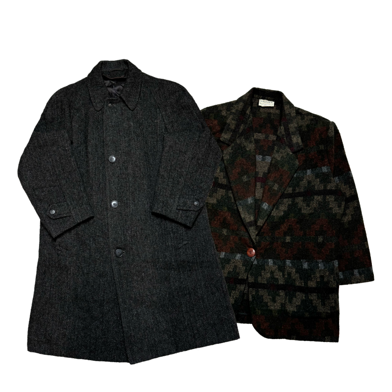 Completo con cappotto lungo in lana grigio antracite e blazer con motivi colorati retrò