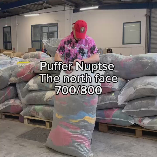 Video del mazzo di negozi dell'usato colorati - United Vintage